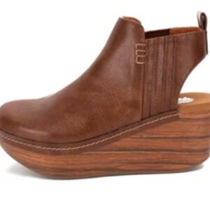 Yellow Box Barty Faux Leather Wedge Brown Clogs Women’s Size 11 EUC